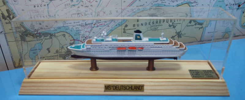 Kreuzfahrtschiff "MS Deutschland" Phoenix Reisen (1 St.) BA 2016 in Vitrine